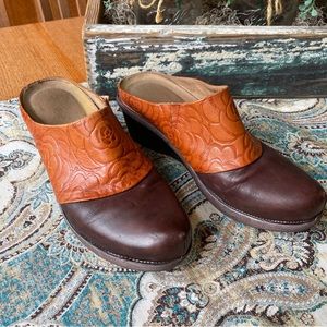 Bande mule, tooled dual tone leather 38 EU 7.5 US